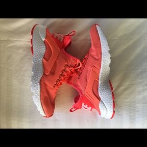 NIKE HUARACHE WOMENS SIZE 7
